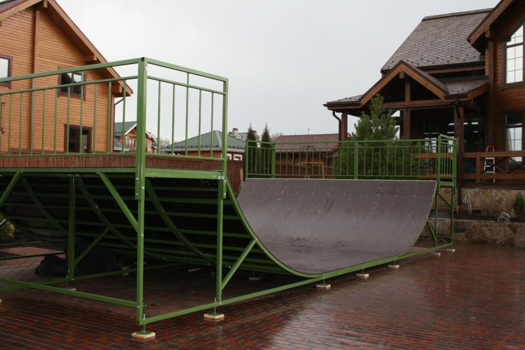 Мини-рампа на территории частного загородного дома.